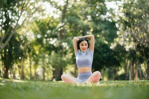Porträt von jung Frau üben Yoga im garten.weiblich Glück. im das Park verschwommen Hintergrund. foto