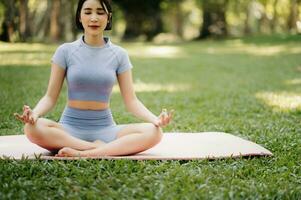 Porträt von jung Frau üben Yoga im garten.weiblich Glück. im das Park verschwommen Hintergrund. foto