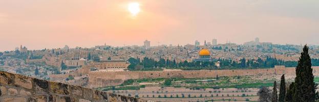 Panoramablick auf die Altstadt von Jerusalem und den Tempelberg bei einem dramatischen farbenfrohen Sonnenuntergang foto