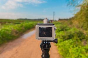 Gopro Action-Kamera auf Stick in Feldweg im ländlichen Gebiet foto