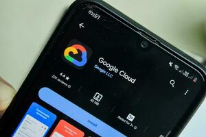 Google Wolke Anwendung auf Smartphone Bildschirm. Google Wolke ist ein Freeware Netz Browser entwickelt durch Google GMBH. bekasi, Indonesien, Januar 22, 2024 foto