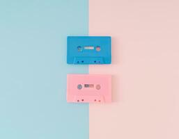 Layout von retro Rosa und Blau Audio- Kassette Bänder auf Licht Pastell- Rosa und Blau Hintergrund. kreativ Konzept von retro Technologie. 80er Jahre ästhetisch. Jahrgang Audio- Kassette Band Idee. retro Nostalgie. foto