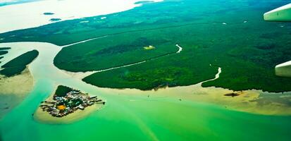 Antenne Aussicht von das Fluss im das Riau Inseln foto