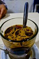 Nahansicht Aussicht von ein Glas von vereist Cappuccino Kaffee foto