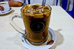 Nahansicht Aussicht von ein Glas von vereist Cappuccino Kaffee foto