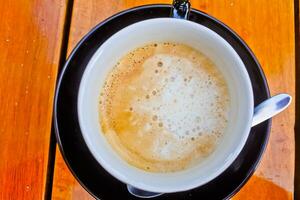 schließen oben Aussicht von ein Tasse von Cappuccino Kaffee foto