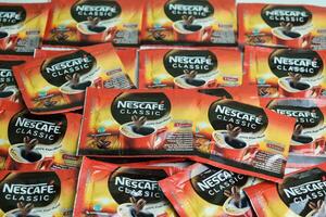 nescafé klassisch Beutel, nescafé ist ein Marke von Kaffee gemacht durch schmiegen, ein Welt breit sofortig Kaffee in der Regel genommen im Frühstück und geht kaputt. bekasi, Indonesien, Januar 8, 2023 foto