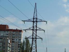 Stromleitungen in der Stadt, gespannte Drähte auf einer Metallstruktur foto