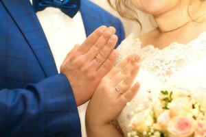 Hände von Jungvermählten mit Hochzeit Ringe, Hochzeit, Braut und Bräutigam foto