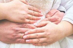 Hände von Jungvermählten mit Hochzeit Ringe, Hochzeit, Braut und Bräutigam foto