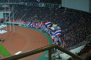 Bangkok, Thailand , 2014 - - beim ein Fußball Spiel, das Thailand Flagge ist geflogen im ein Stadion. foto