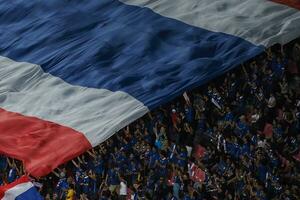 Bangkok, Thailand , 2014 - - beim ein Fußball Spiel, das Thailand Flagge ist geflogen im ein Stadion. foto