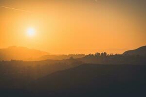 dunstig Sonnenuntergang Über los Engel foto