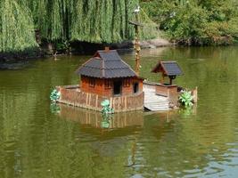 kleines Haus am Fluss kleine architektonische Form foto