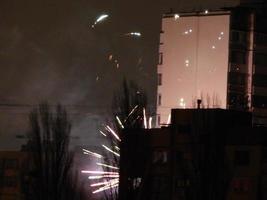 Silvesterfeuerwerk über der Stadt bei Nacht foto