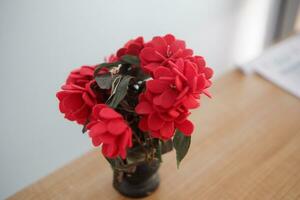 Replik rot Blumen gemacht von Stoff und Plastik drinnen foto