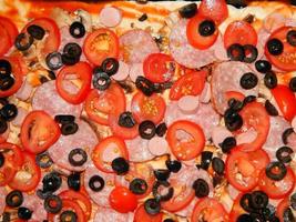 Pizza kochen Schritt für Schritt Rezept mit Zutaten foto