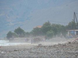 reise in griechenland auf der insel kreta berge und meer foto