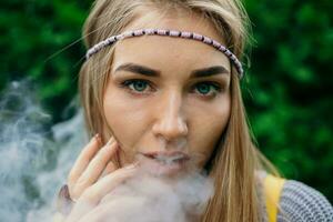 glücklich vaping jung Weiß blond Mädchen foto