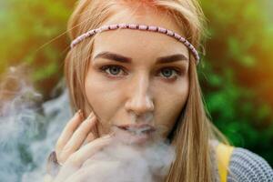 glücklich vaping jung Weiß blond Mädchen foto