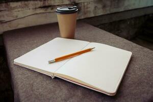 Bleistift, Notizbuch und Papier Kaffee Tasse foto