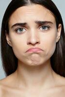 Porträt von jung Frau mit schockiert Gesichts- Ausdruck foto
