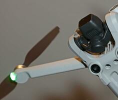 Makro Aussicht Drohne Sensor und Drohne Propeller Fokus ist auf zweite Propeller Dröhnen Konzept Video Film Herstellung Operator Miete Ausrüstung Hintergründe hoch Qualität Footages foto