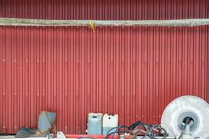 rot Container Mauer mit Maschinen foto