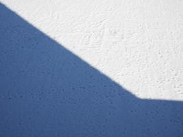 Schatten über weißem Schneehintergrund foto