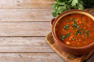 rote Linsensuppe in Schüssel foto