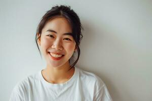 ai generiert asiatisch Frau zwinkert zu Kamera lächelnd froh Stehen Weiß Mauer foto
