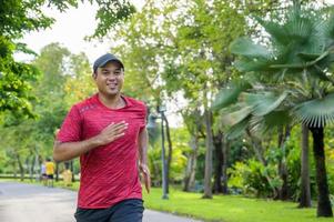 gesunder Läufer, der im Freien joggt. Fitness- und Sport-gesundes Lifestyle-Konzept.