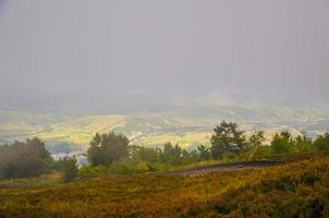 Blick auf das nebelverhangene Dorf in den Karpaten foto