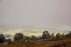 Blick auf das nebelverhangene Dorf in den Karpaten foto