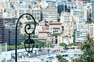 Eisenlaternenlicht gegen den sonnigen Tag im Hafen von Monaco foto