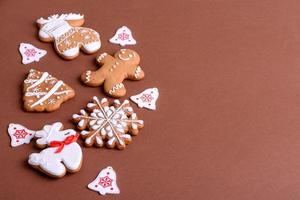 Weihnachten festlicher Lebkuchen zu Hause auf farbigem Hintergrund foto