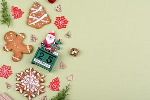 Weihnachten festlicher Lebkuchen zu Hause auf farbigem Hintergrund foto