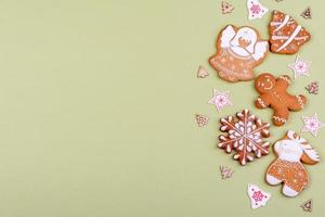 Weihnachten festlicher Lebkuchen zu Hause auf farbigem Hintergrund foto