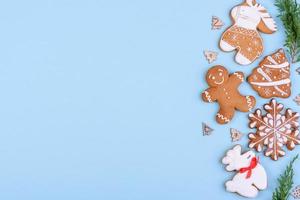 Weihnachten festlicher Lebkuchen zu Hause auf farbigem Hintergrund foto