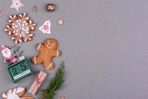 Weihnachten festlicher Lebkuchen zu Hause auf farbigem Hintergrund foto