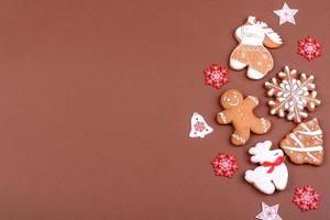 Weihnachten festlicher Lebkuchen zu Hause auf farbigem Hintergrund foto