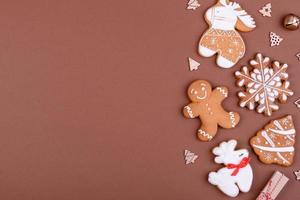 Weihnachten festlicher Lebkuchen zu Hause auf farbigem Hintergrund foto