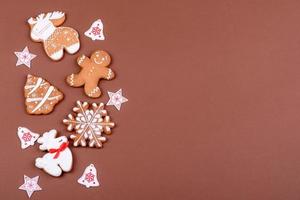 Weihnachten festlicher Lebkuchen zu Hause auf farbigem Hintergrund foto