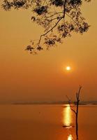 Schöne Aussicht Schatten Licht Langschwanzboot Sonnenaufgang im Damm Srinakarin Nationalpark Kanchanaburi, Thailand foto