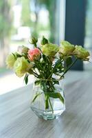 Grün Rosen im ein Vase auf ein Tabelle im ein Cafe. Nahansicht. selektiv Fokus. foto