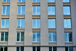 das Fassade von ein klassisch Gebäude im das Stadt. das Fenster von das Gebäude sind im das alt Stil. schön Fenster und Gelb Wände von das Haus. foto