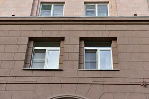 das Fassade von ein klassisch Gebäude im das Stadt. das Fenster von das Gebäude sind im das alt Stil. schön Fenster und Gelb Wände von das Haus. foto