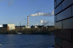 das Rauchen Rohr von ein Thermal- Leistung Pflanze und ein Reservoir. das städtisch Landschaft im Jekaterinburg. foto