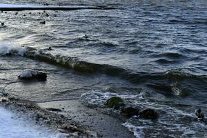 schwarz Wellen von das Reservoir im Winter im das Berge. das dunkel Wasser von das Reservoir im Jekaterinburg. foto