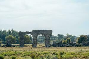 Ruine von ein uralt römisch Aquädukt im ein Stadt Ödland in der Nähe von das uralt Stadt von Seite im Truthahn foto